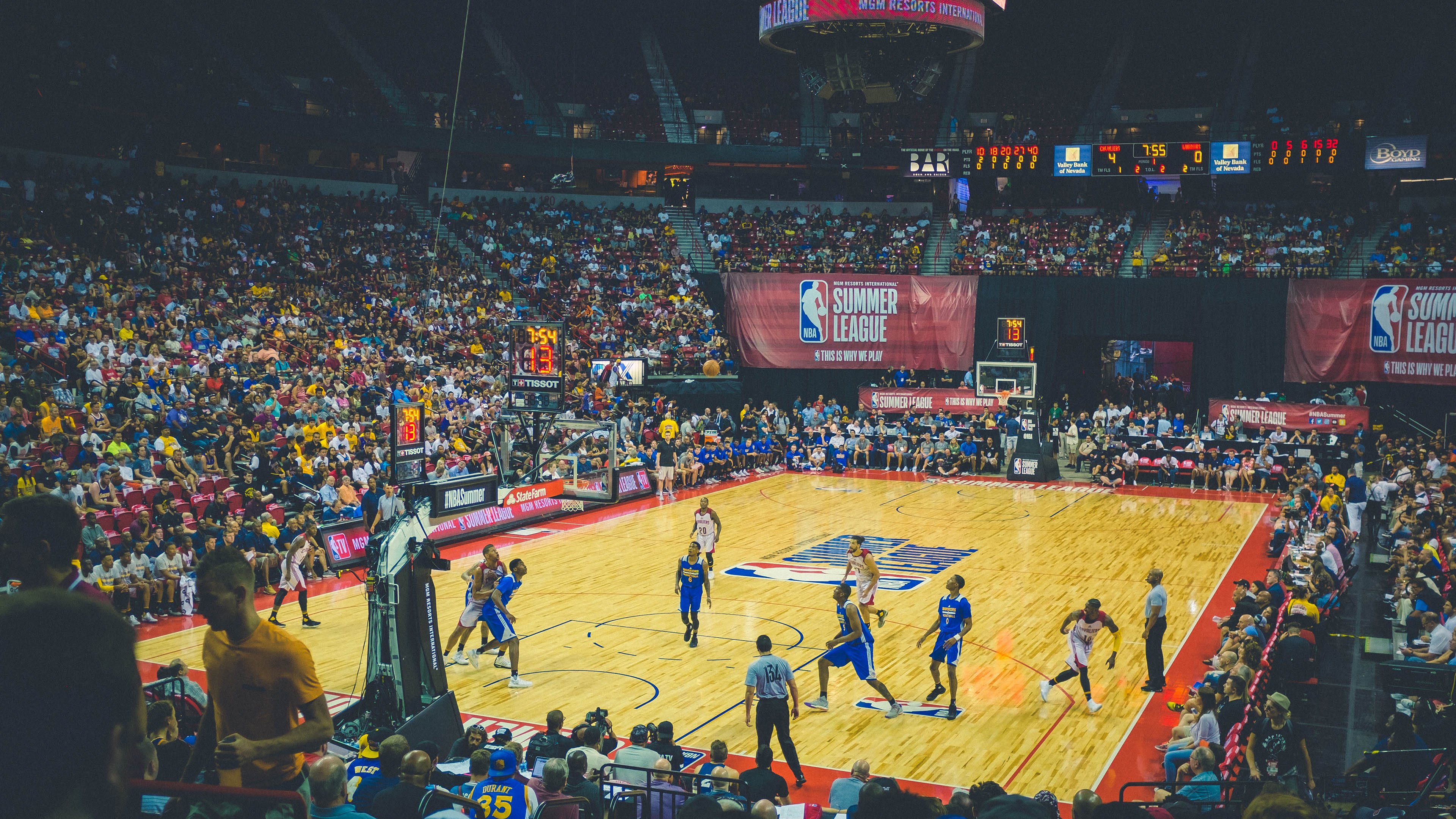 爱游戏官网-青少年篮球注重步伐协调性训练提升攻防能力，青少年篮球训练的原则